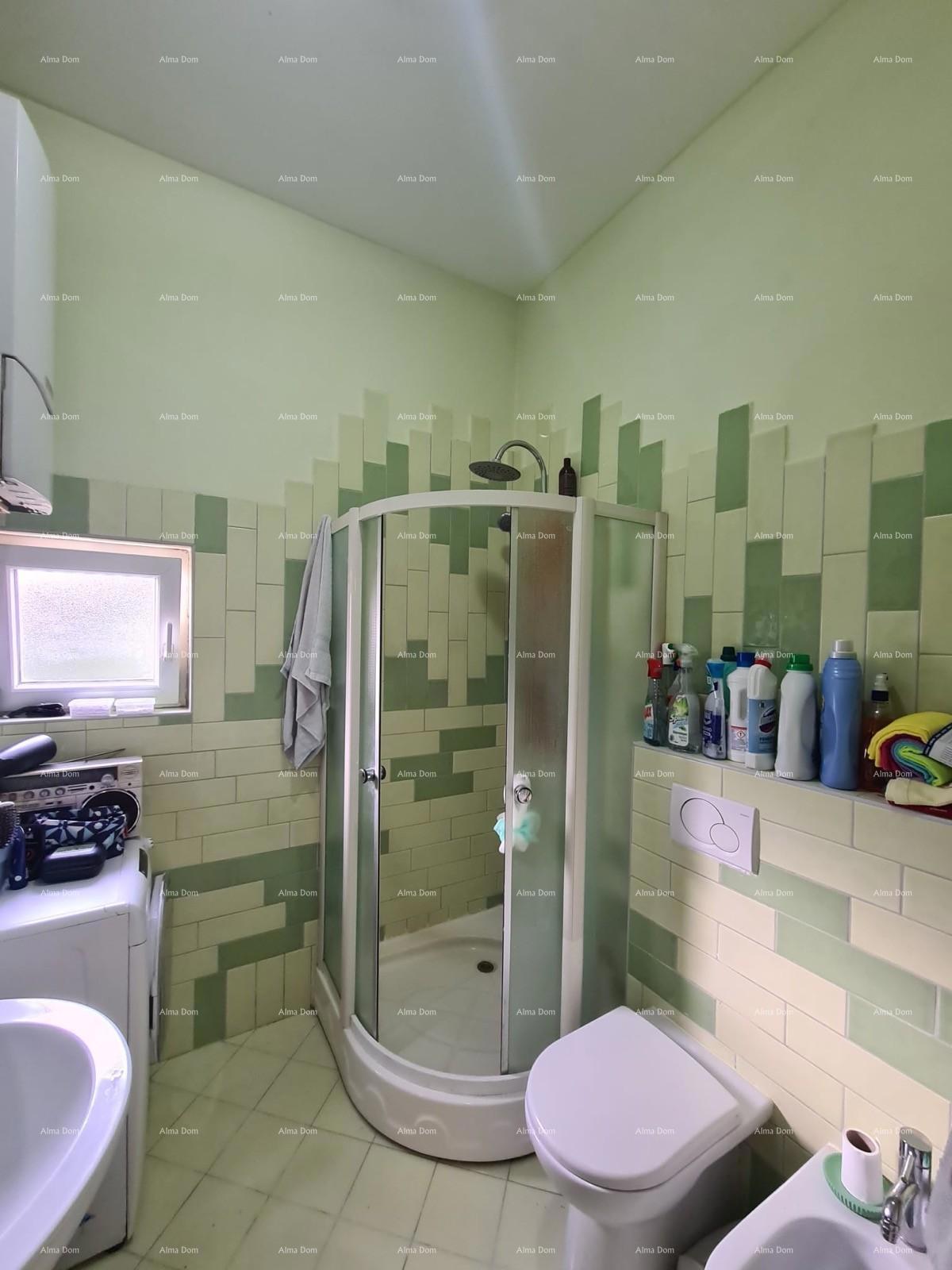 Prostran trosobni stan površine 81 m², Pula