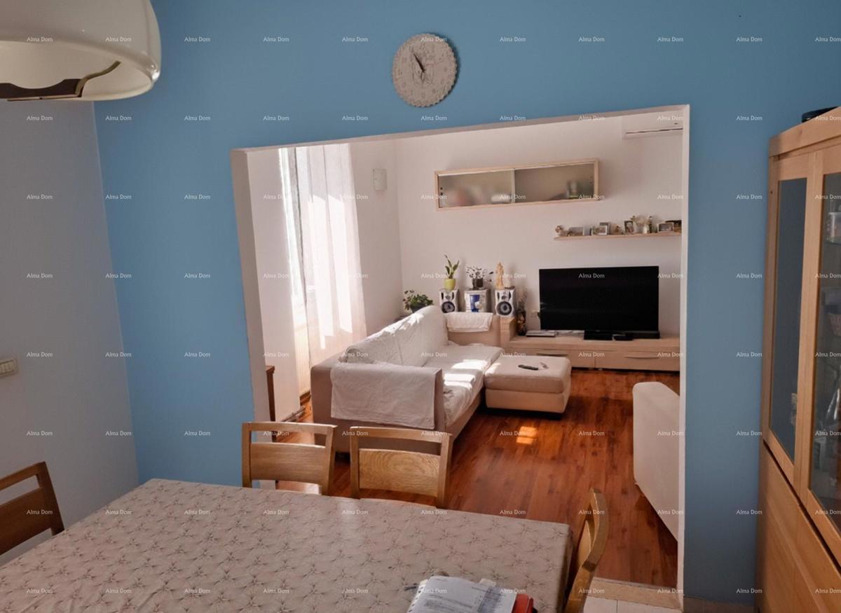 Prostran trosobni stan površine 81 m², Pula