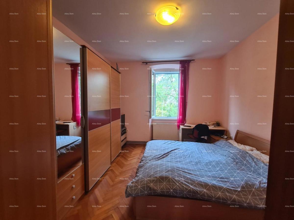 Prostran trosobni stan površine 81 m², Pula