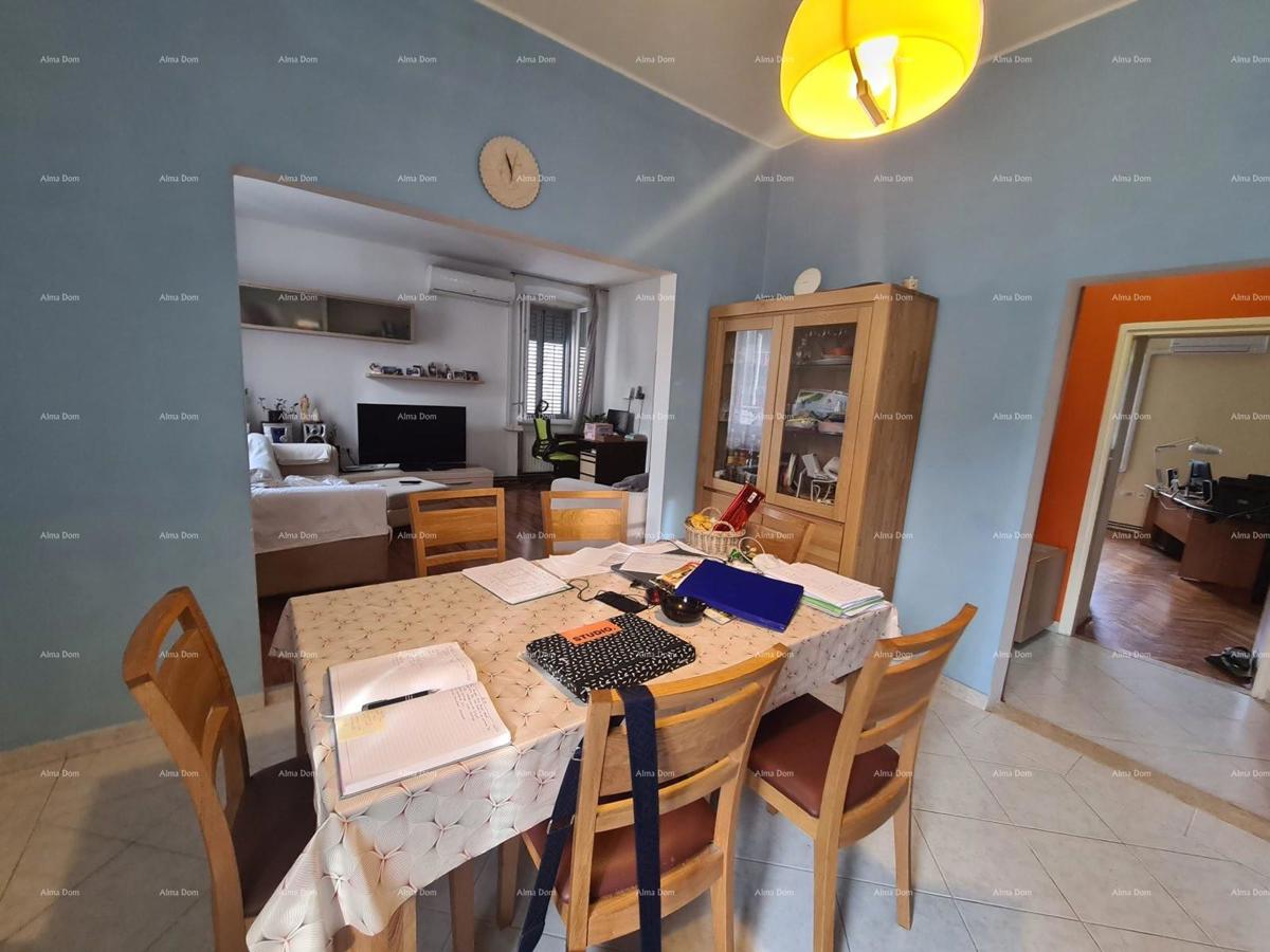 Prostran trosobni stan površine 81 m², Pula