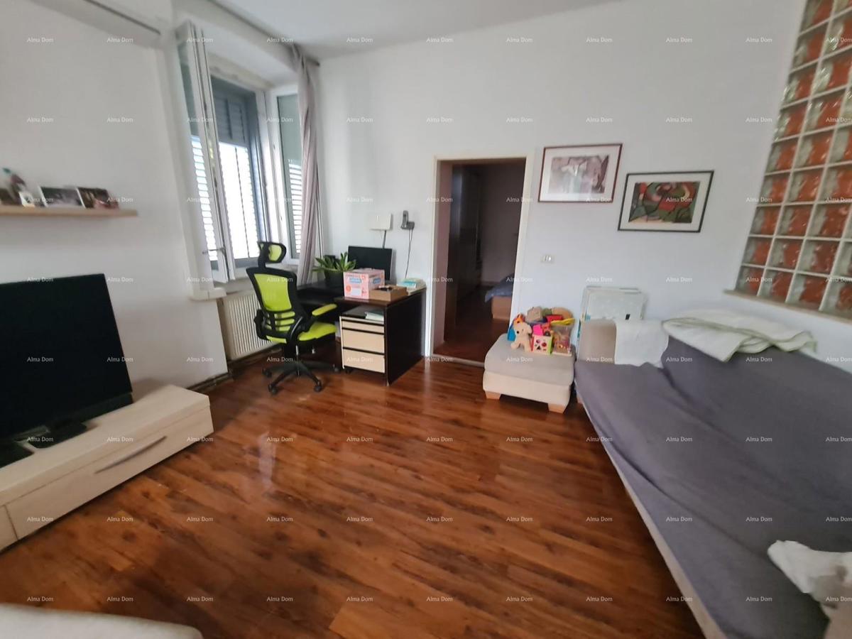 Prostran trosobni stan površine 81 m², Pula