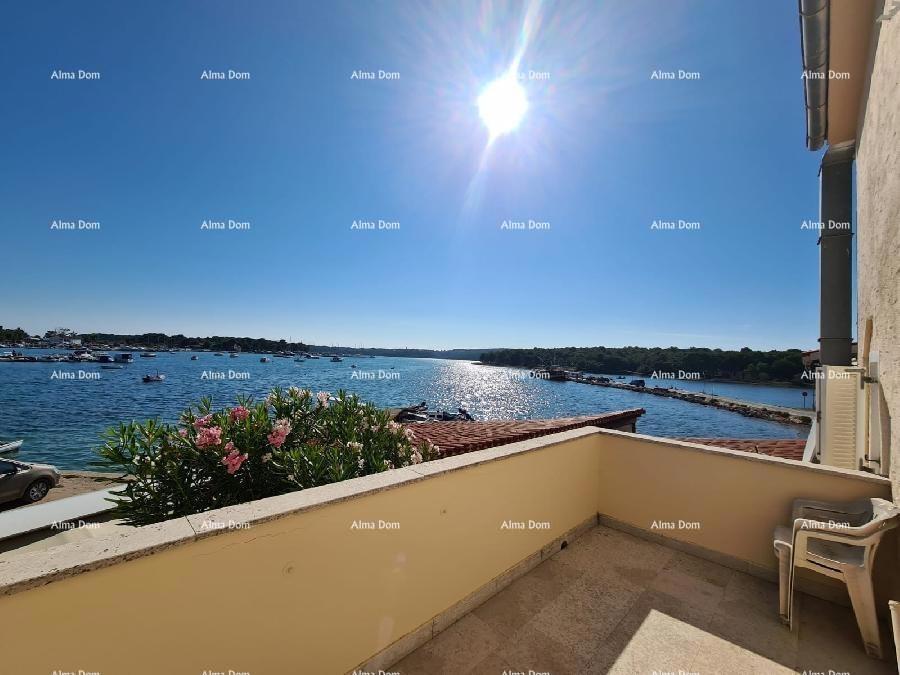 Poslovno-stambena zgrada ob morju, Medulin!