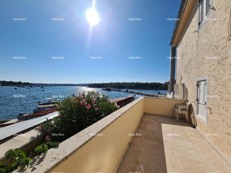 Poslovno-stambena zgrada ob morju, Medulin!