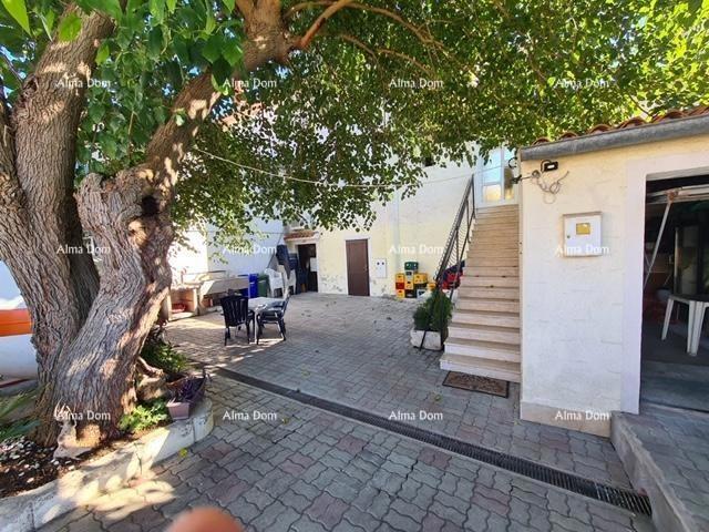 Poslovno-stambena zgrada ob morju, Medulin!