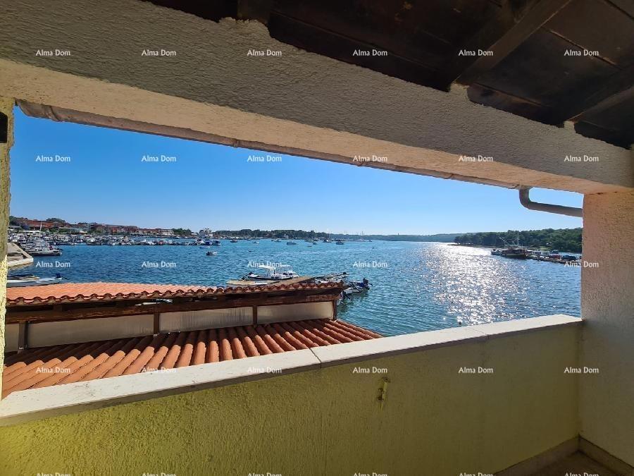 Poslovno-stambena zgrada ob morju, Medulin!