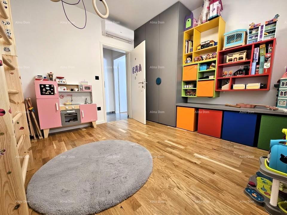 Prodaja moderno urejenega stanovanja z garažo in zunanjim parkirnim mestom, Umag!