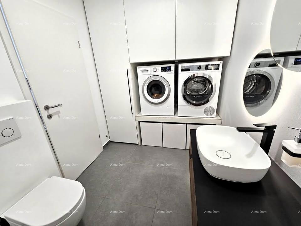 Prodaja moderno urejenega stanovanja z garažo in zunanjim parkirnim mestom, Umag!