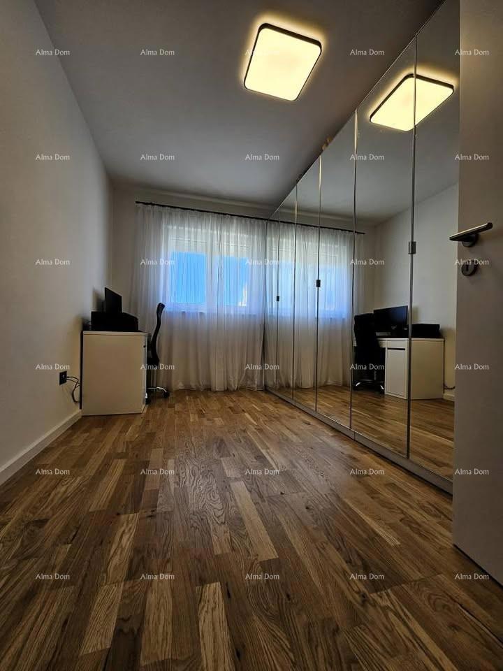 Prodaja moderno urejenega stanovanja z garažo in zunanjim parkirnim mestom, Umag!