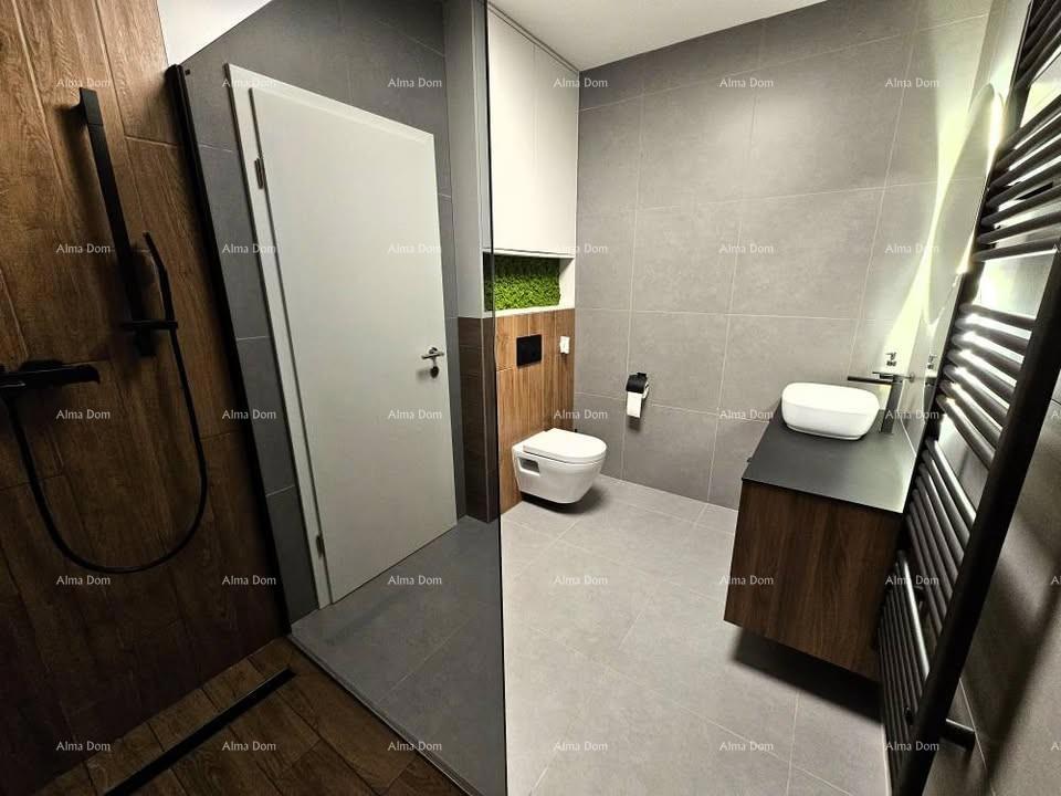 Prodaja moderno urejenega stanovanja z garažo in zunanjim parkirnim mestom, Umag!