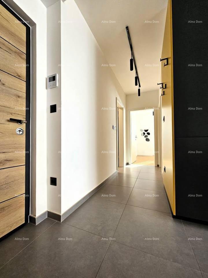 Prodaja moderno urejenega stanovanja z garažo in zunanjim parkirnim mestom, Umag!