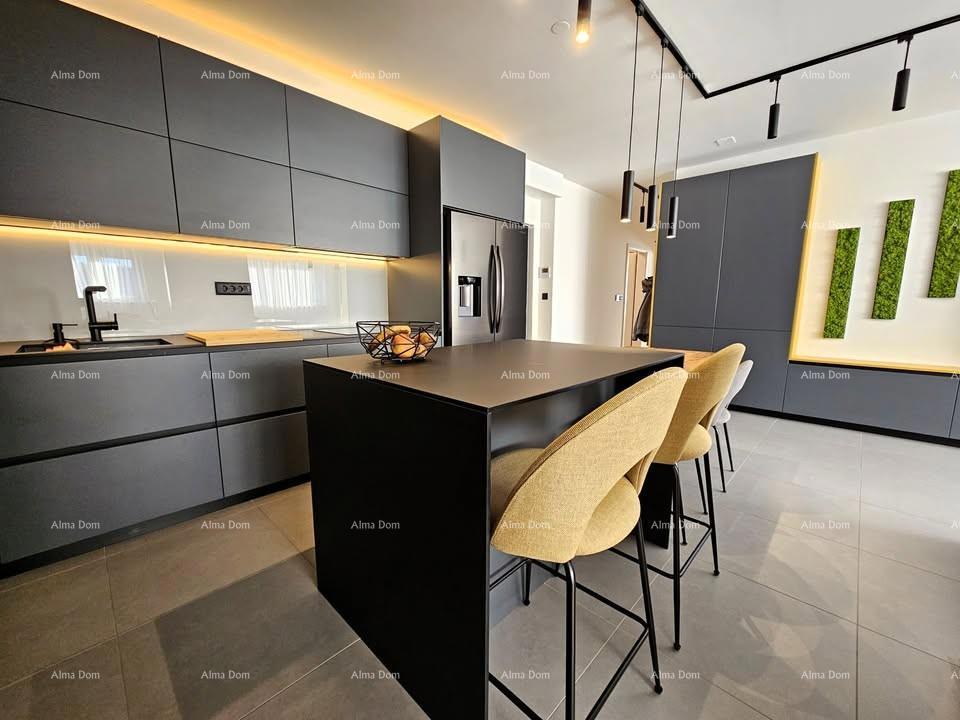 Prodaja moderno urejenega stanovanja z garažo in zunanjim parkirnim mestom, Umag!