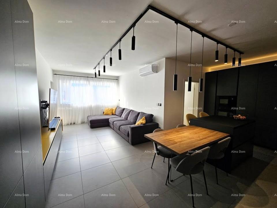 Prodaja moderno urejenega stanovanja z garažo in zunanjim parkirnim mestom, Umag!