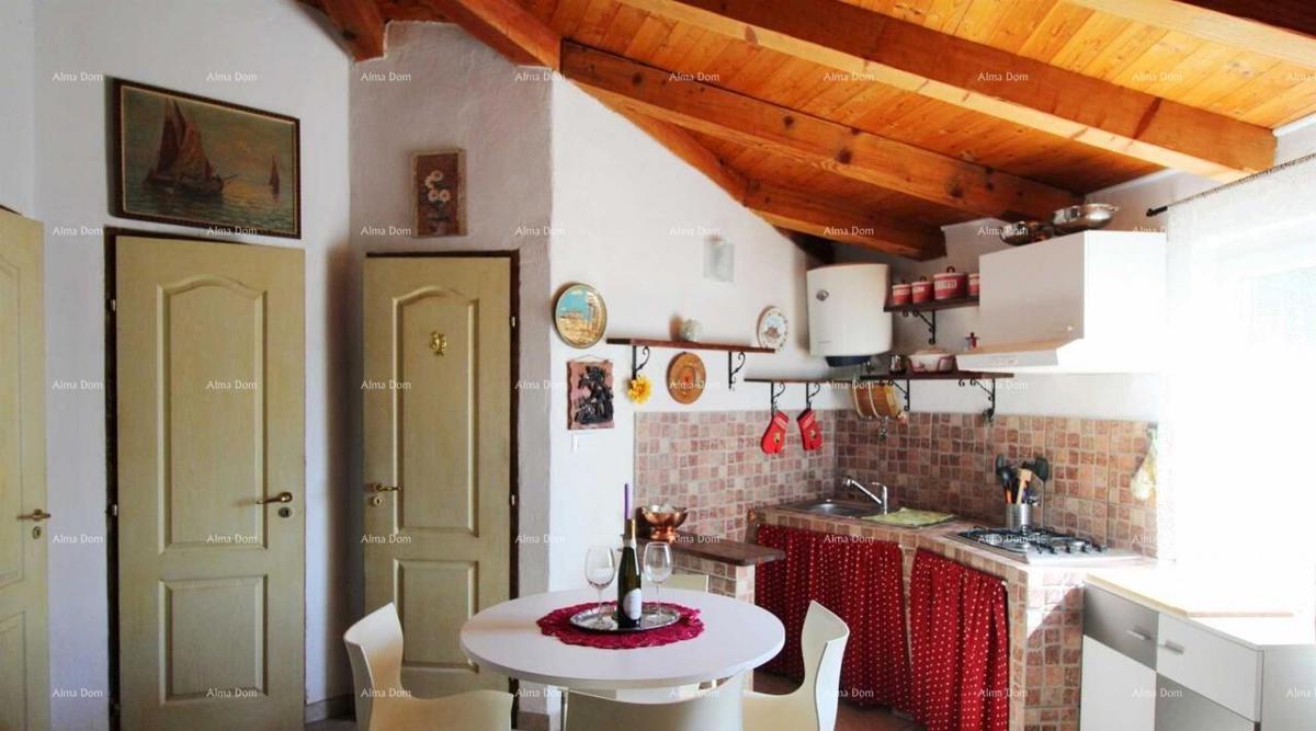 MEDULIN – AVTENTIČNA ISTRSKA HIŠA (KAŽUN) Z VRTOM, 600 M OD MORJA