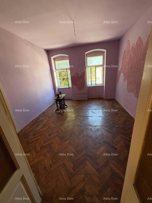 Pula, hiša z dvoriščem in pomožno zgradbo