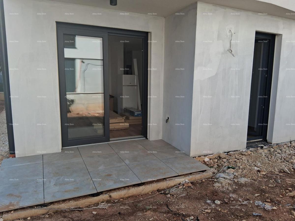 Medulin – Stan v pritličju novogradnje z vrtom in parkirnim mestom