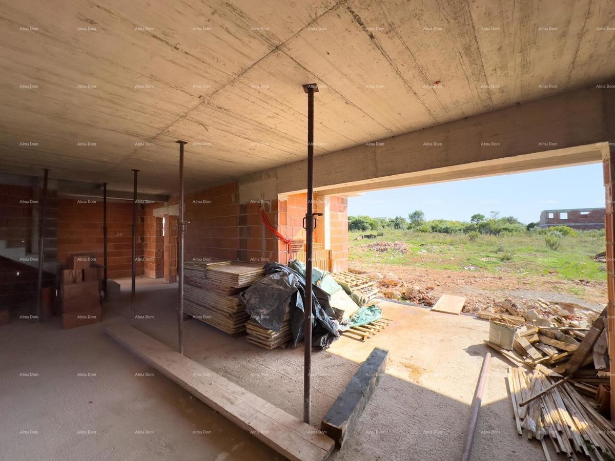 Prodaja družinske hiše s bazenom, v gradnji, Pula!