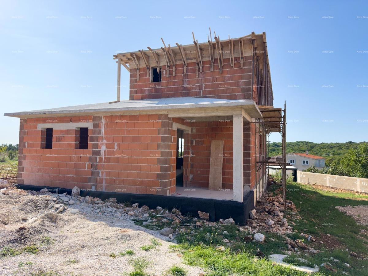 Prodaja družinske hiše s bazenom, v gradnji, Pula!
