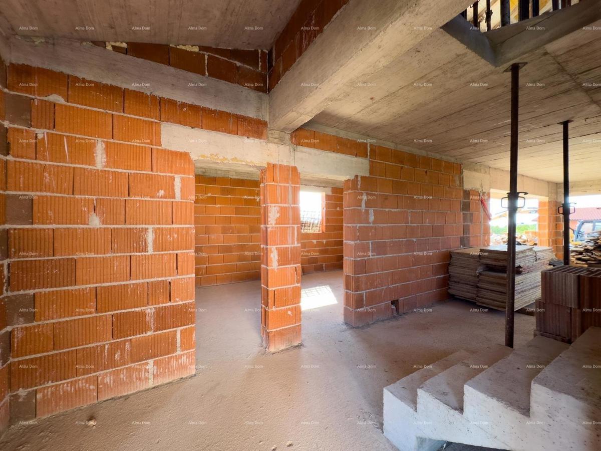 Prodaja družinske hiše s bazenom, v gradnji, Pula!