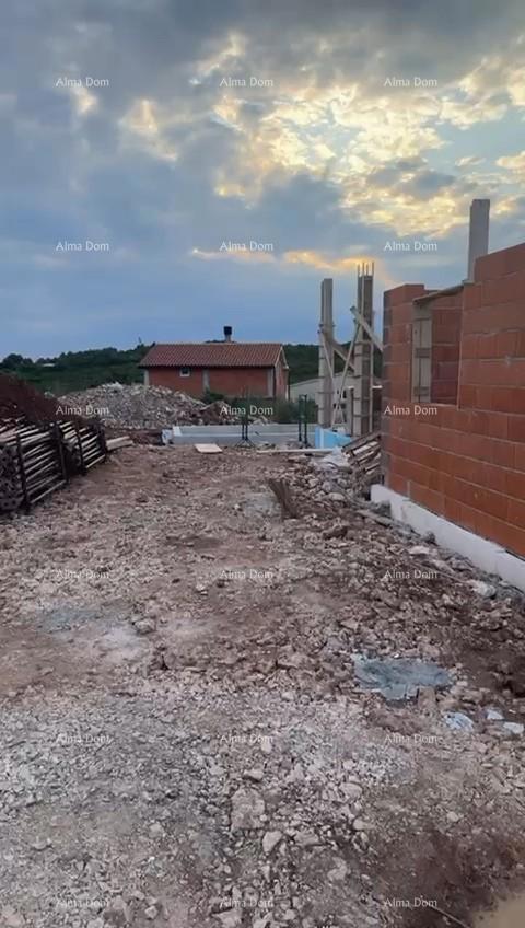 Prodaja družinske hiše s bazenom, v gradnji, Pula!