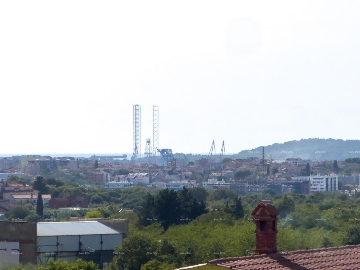 Prodaja družinske hiše s bazenom, v gradnji, Pula!