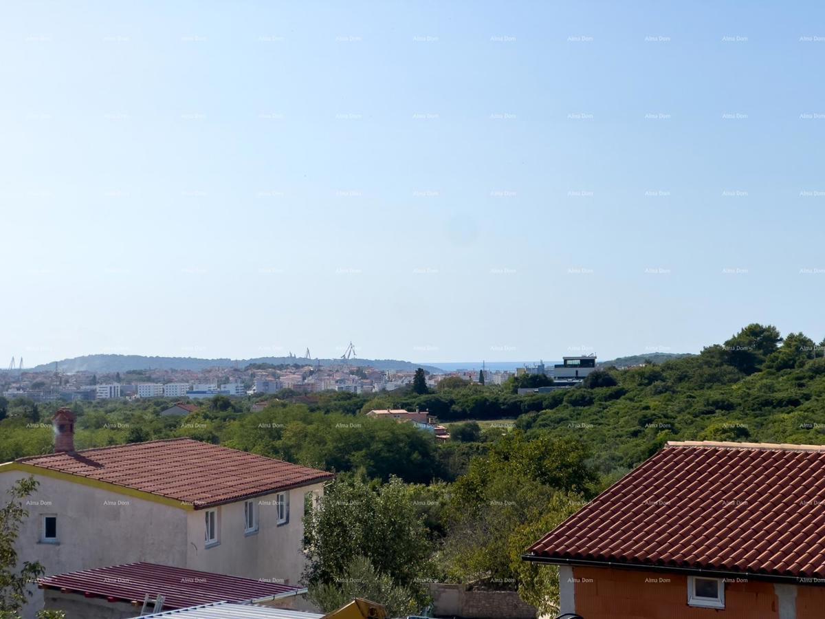 Prodaja družinske hiše s bazenom, v gradnji, Pula!