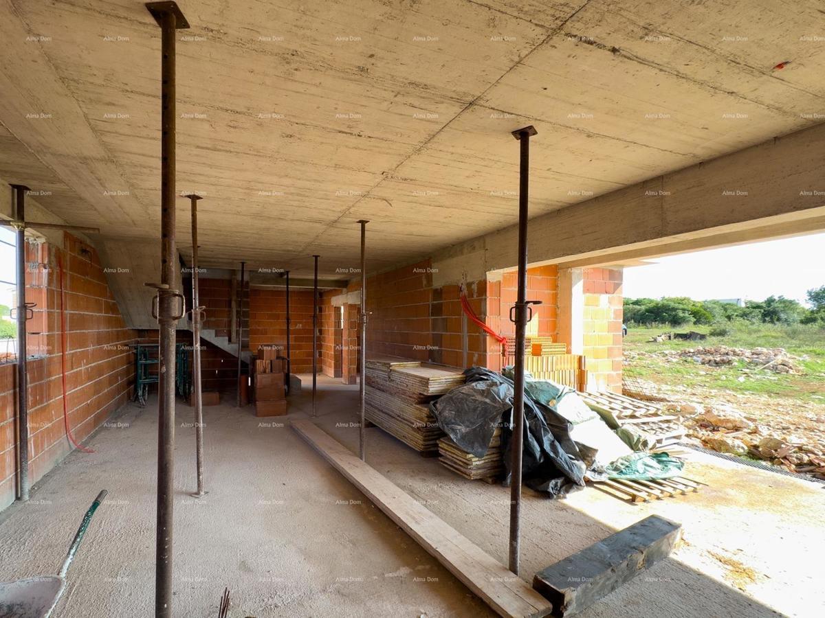 Prodaja družinske hiše s bazenom, v gradnji, Pula!