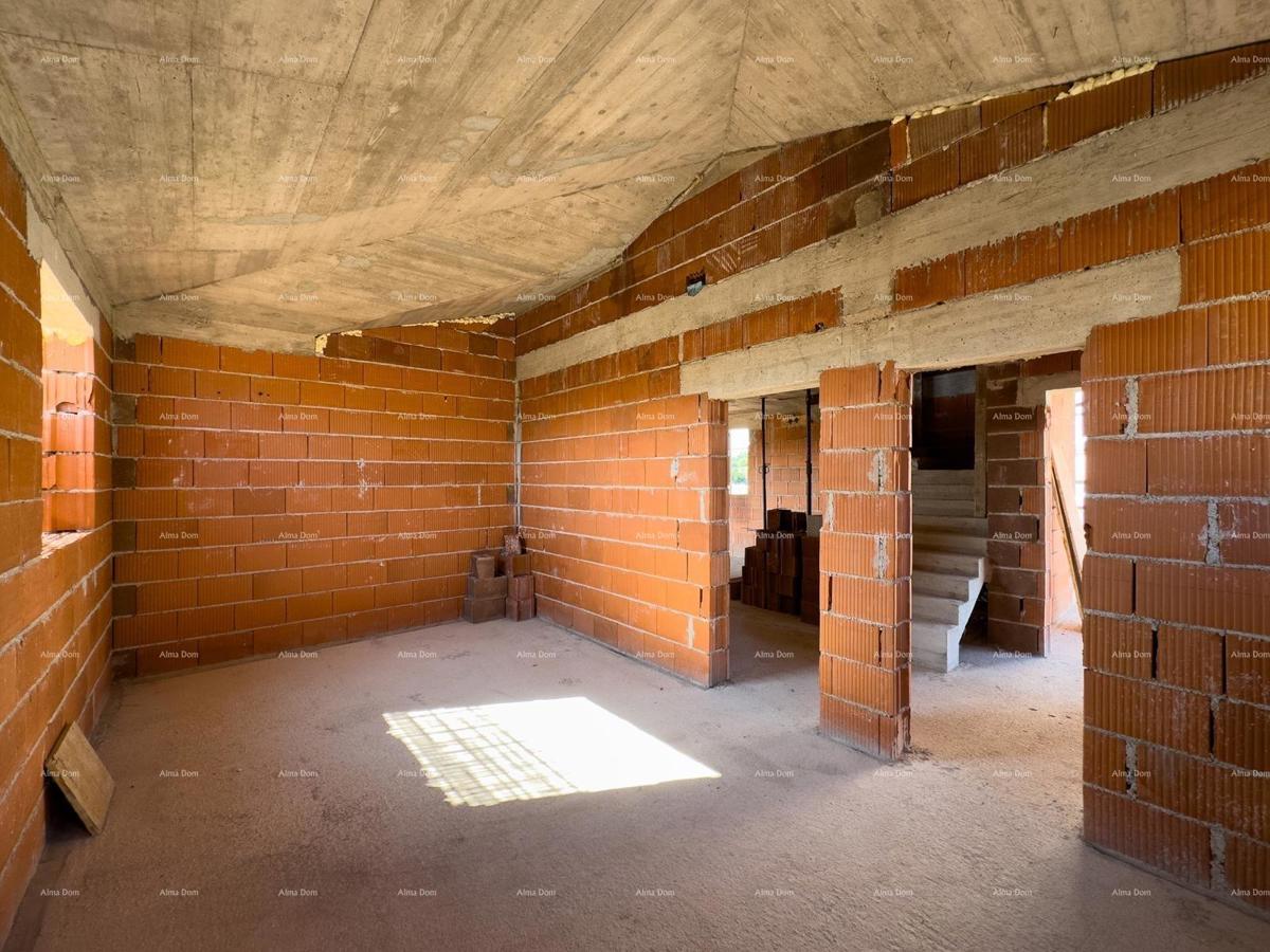 Prodaja družinske hiše s bazenom, v gradnji, Pula!