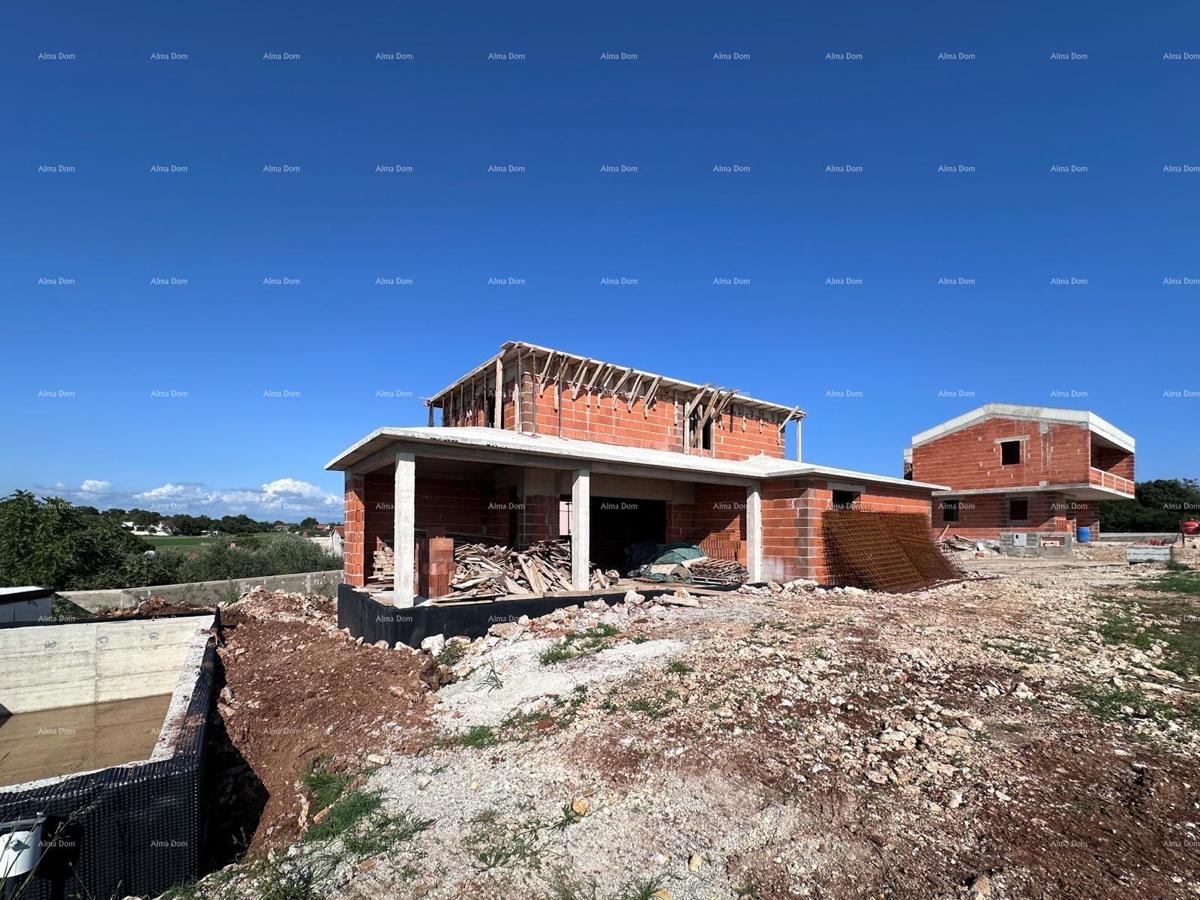 Prodaja družinske hiše s bazenom, v gradnji, Pula!