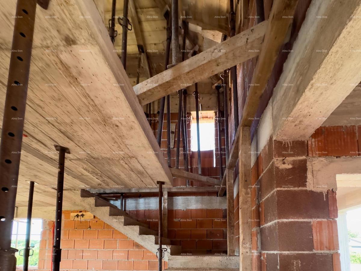 Prodaja družinske hiše s bazenom, v gradnji, Pula!