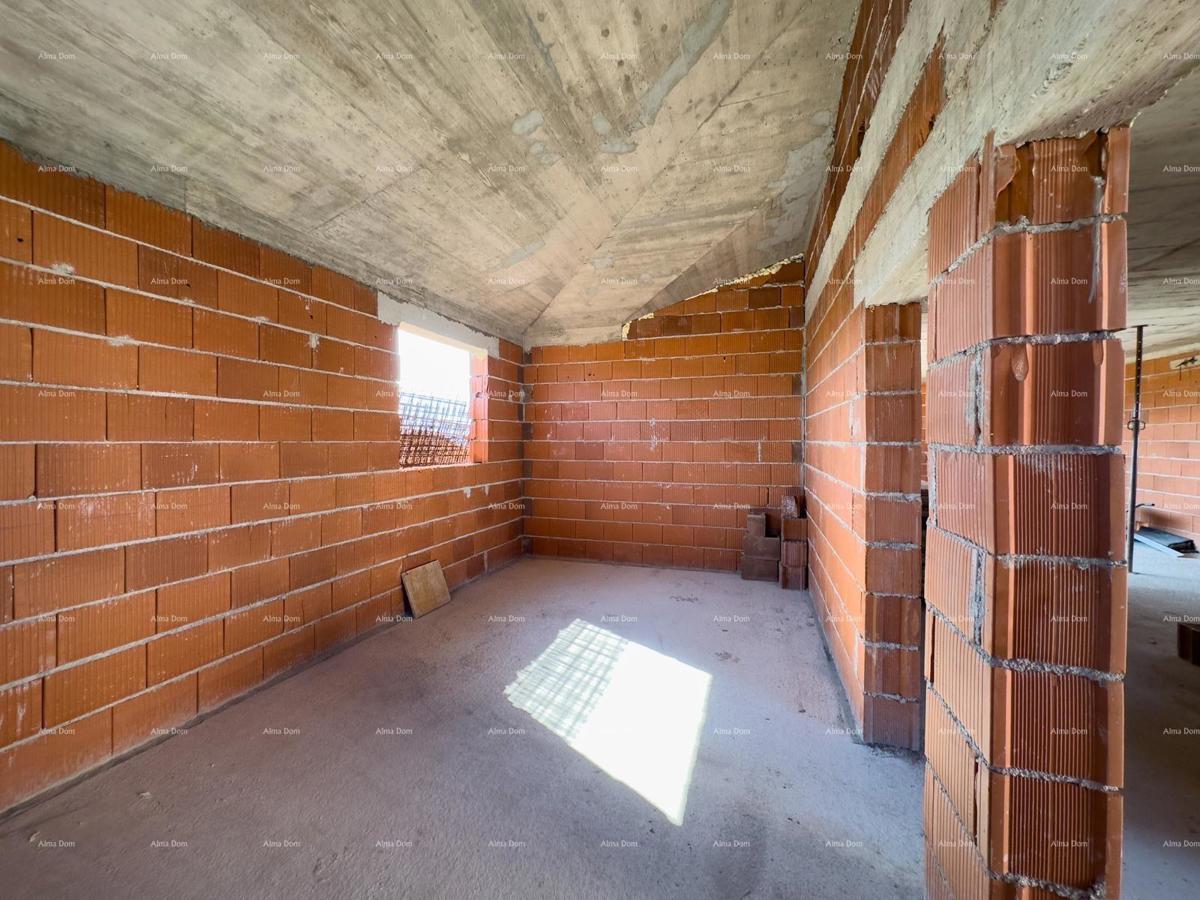 Prodaja družinske hiše s bazenom, v gradnji, Pula!