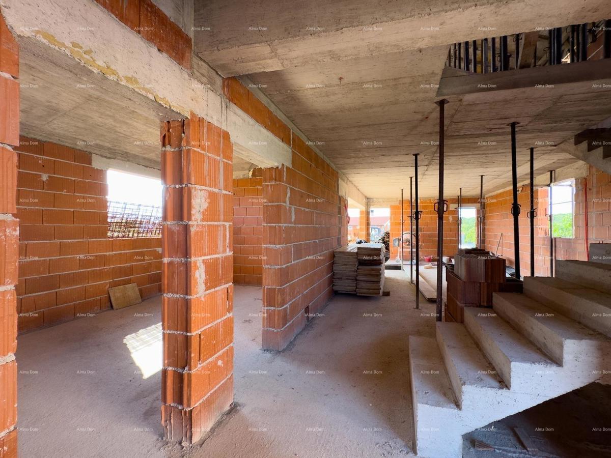 Prodaja družinske hiše s bazenom, v gradnji, Pula!