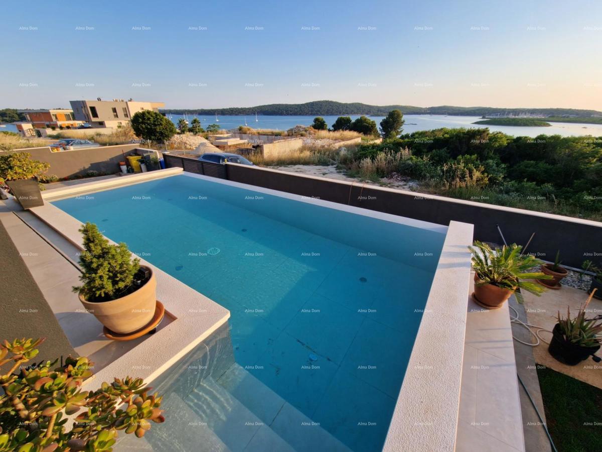 Prodaja luksuzne vile v Medulinu – 100 m od morja