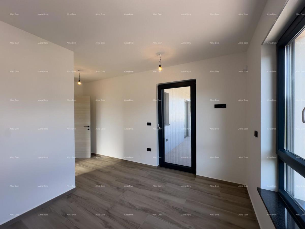 Prodamo vilo dvojček z bazenom in garažo