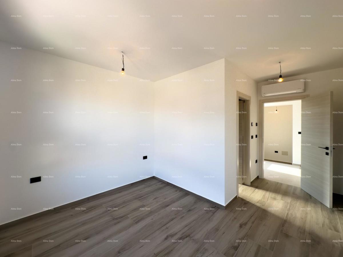 Prodamo vilo dvojček z bazenom in garažo