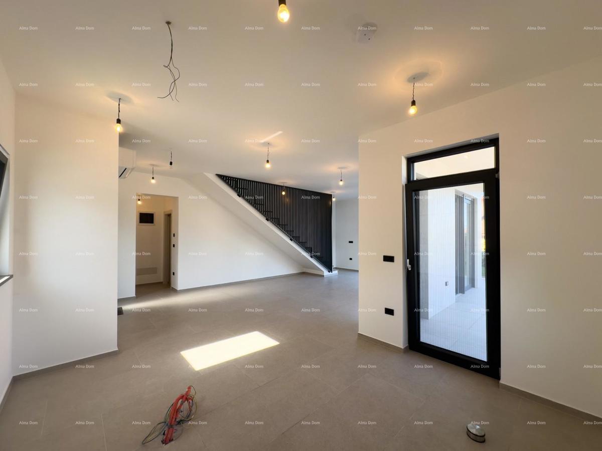 Prodamo vilo dvojček z bazenom in garažo