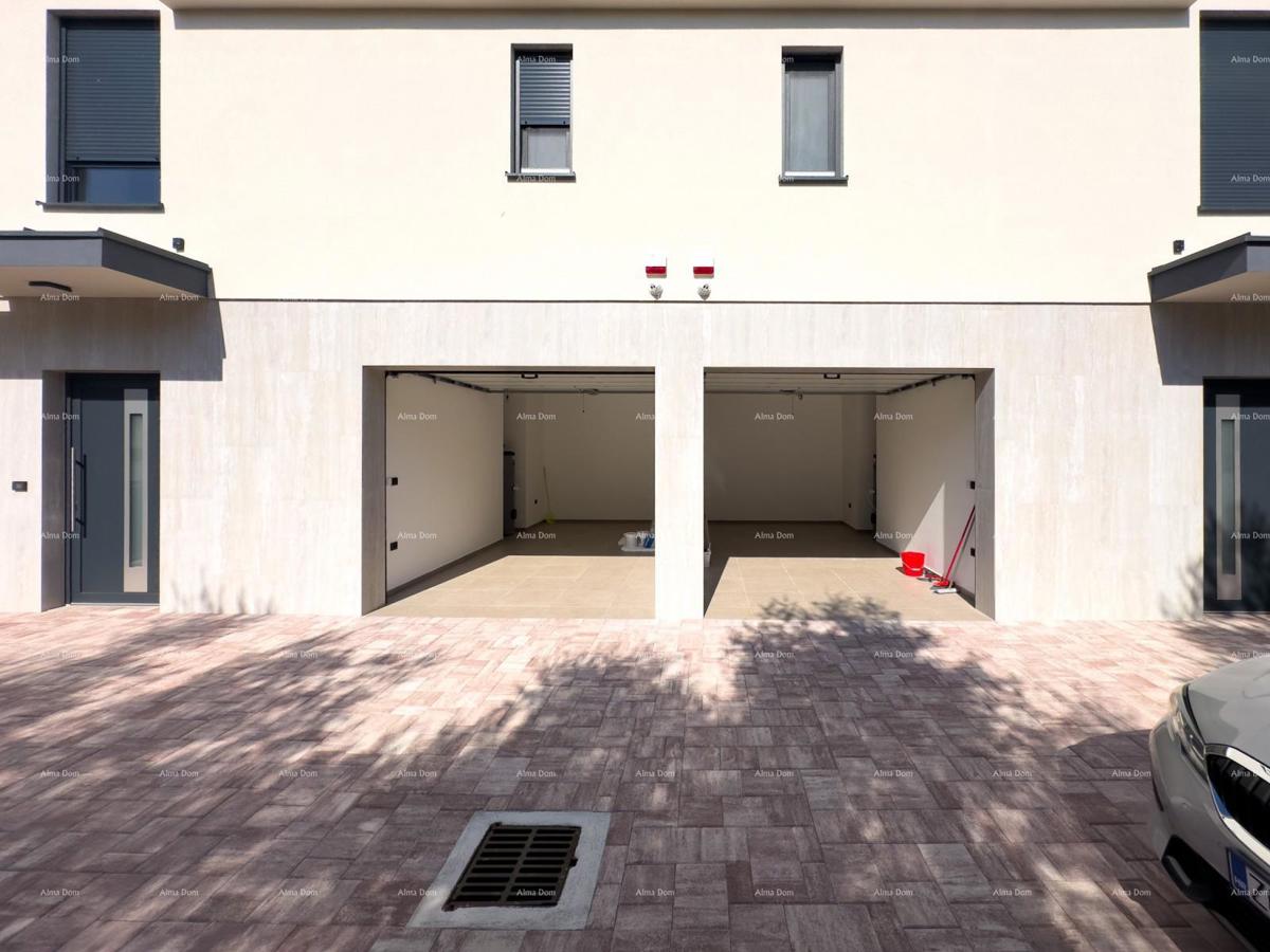 Prodamo vilo dvojček z bazenom in garažo