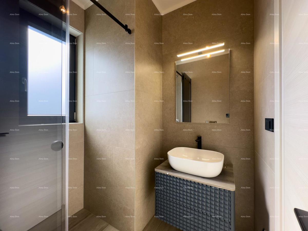 Prodamo vilo dvojček z bazenom in garažo