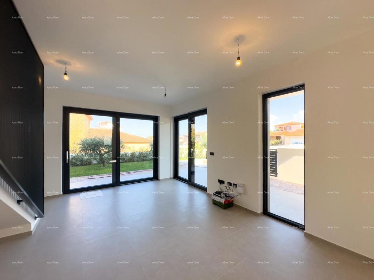 Prodamo vilo dvojček z bazenom in garažo