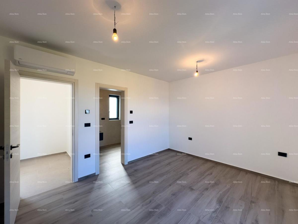 Prodamo vilo dvojček z bazenom in garažo