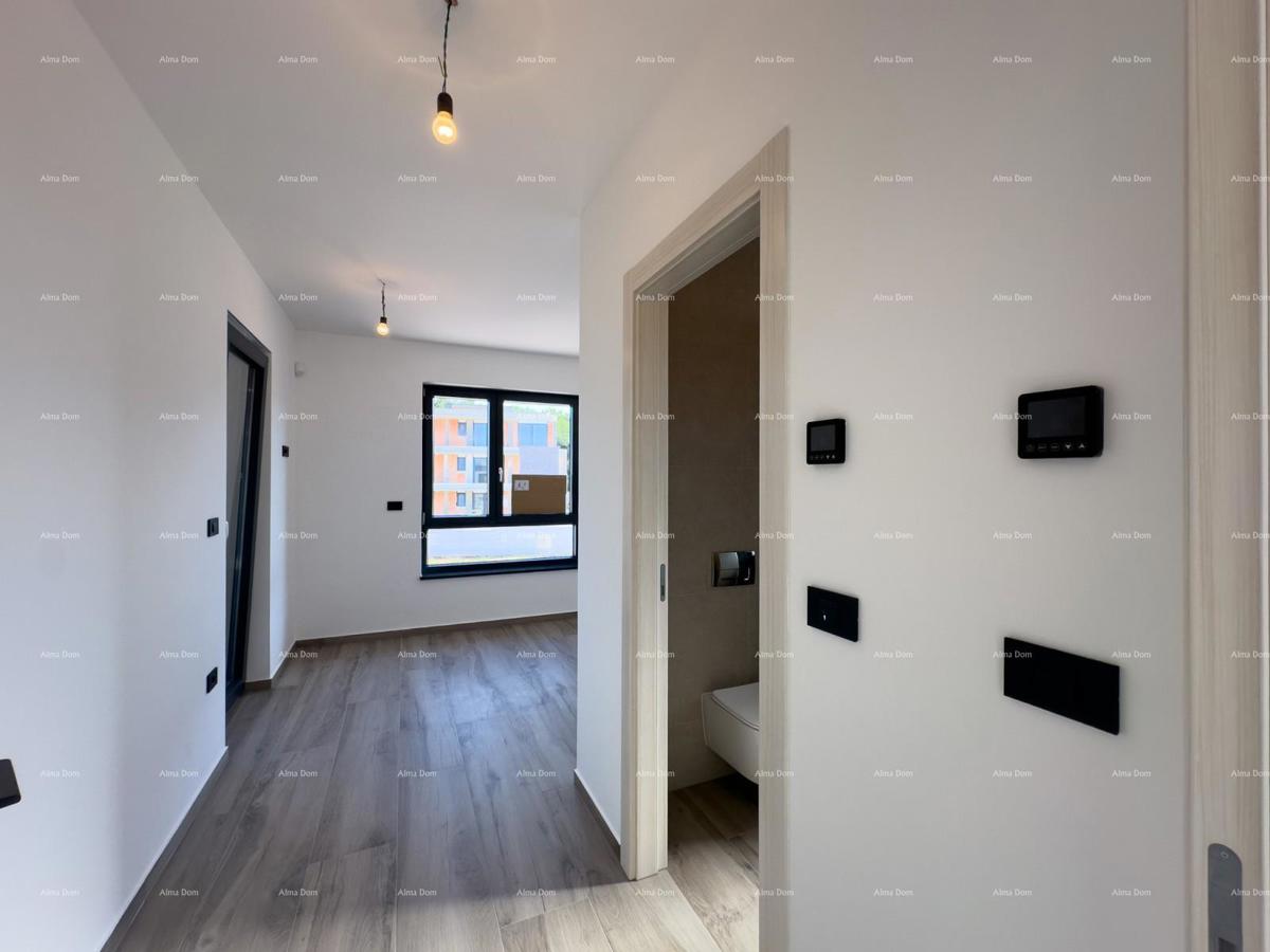 Prodamo vilo dvojček z bazenom in garažo