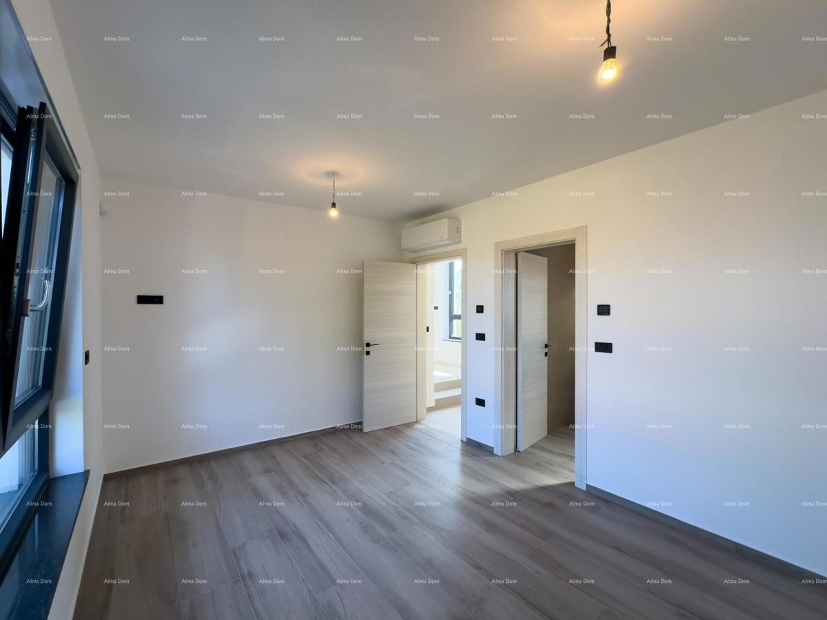 Prodamo vilo dvojček z bazenom in garažo