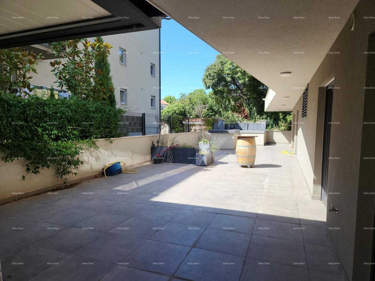 STOJA Moderen stan s terasom 80 m², 100 m od morja v Puli!