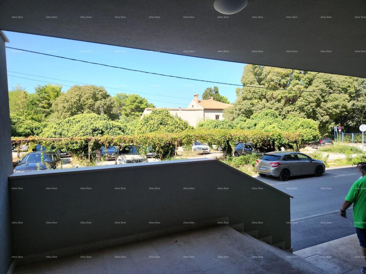 STOJA Moderen stan s terasom 80 m², 100 m od morja v Puli!