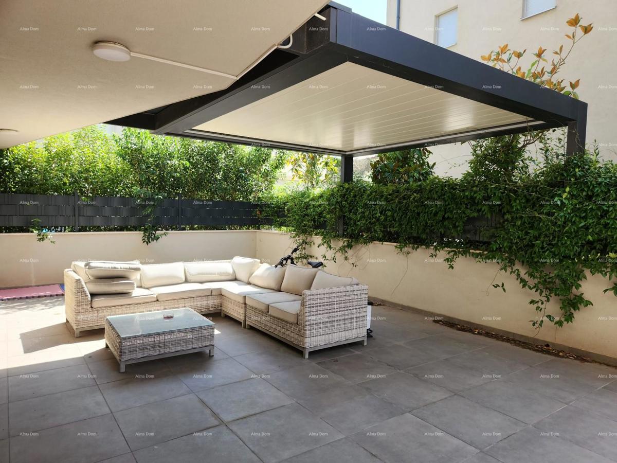 STOJA Moderen stan s terasom 80 m², 100 m od morja v Puli!