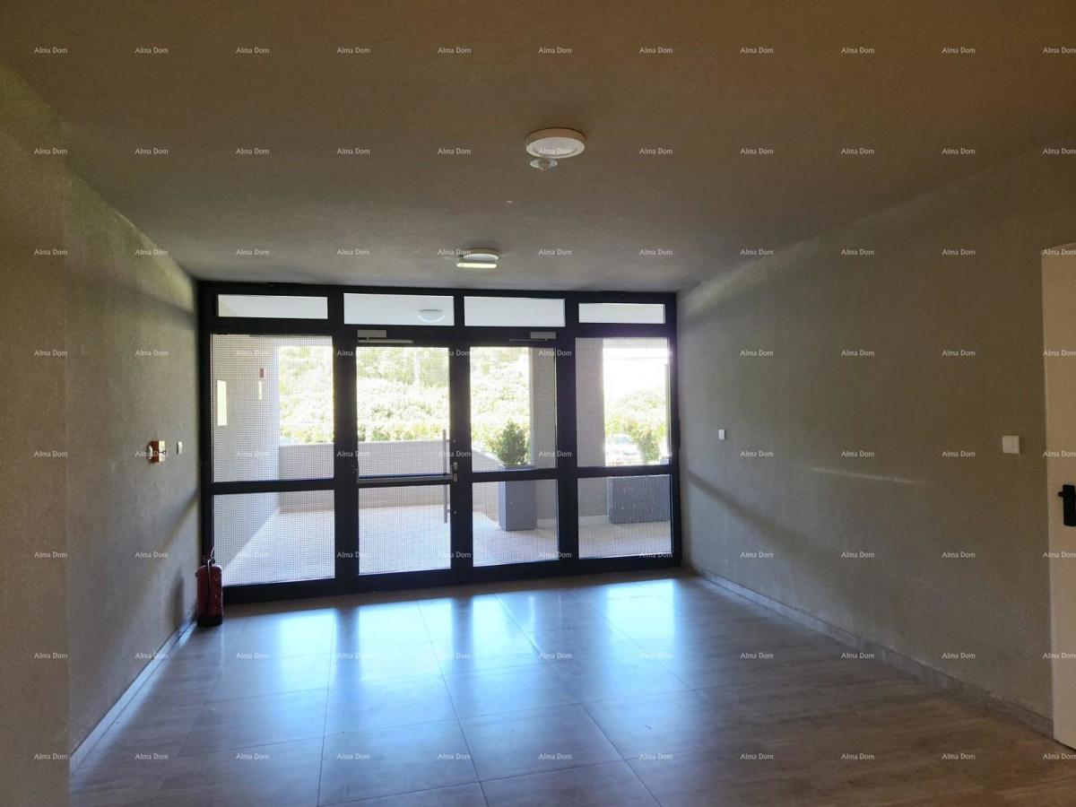 STOJA Moderen stan s terasom 80 m², 100 m od morja v Puli!