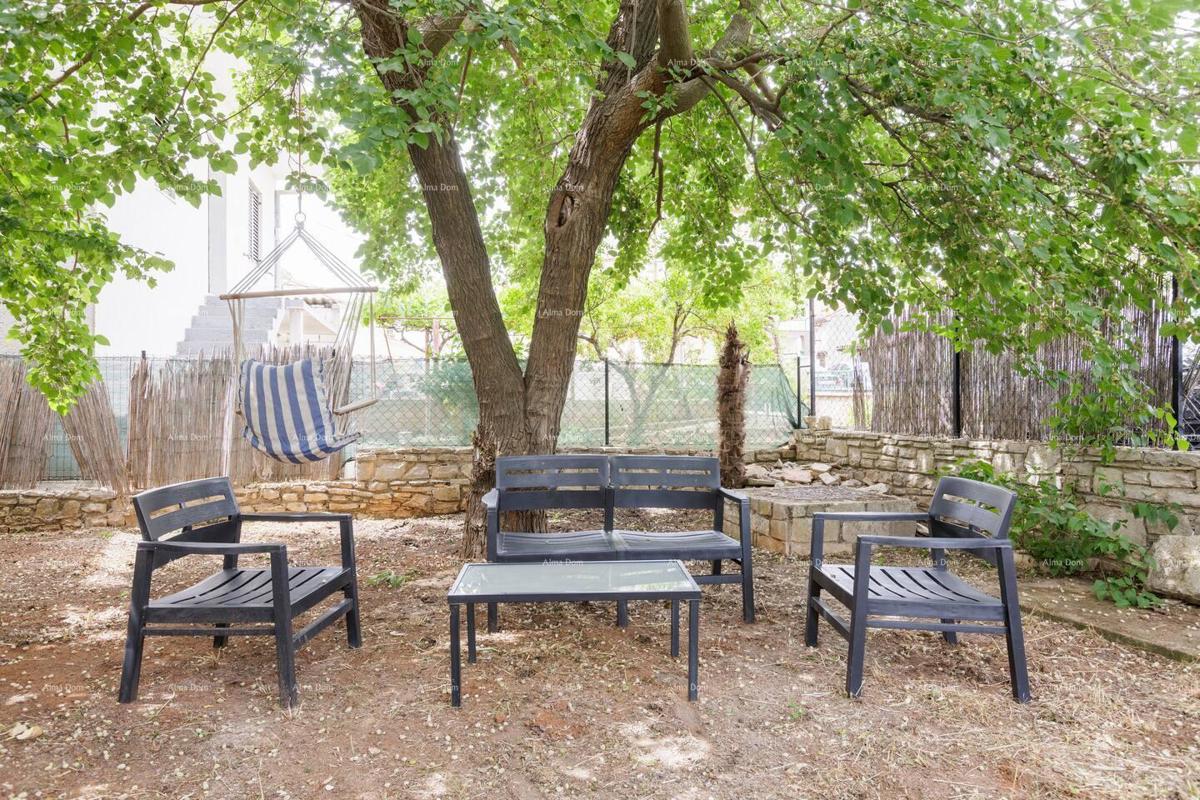 Marčana. Dve kamniti hiši z bazenom.