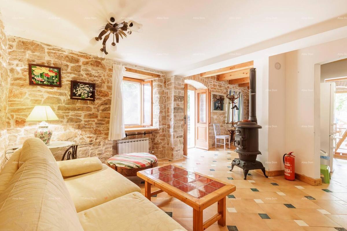 Marčana. Dve kamniti hiši z bazenom.