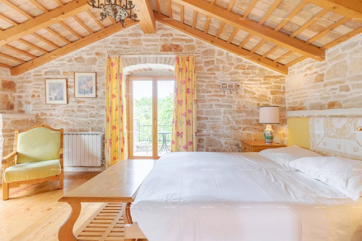 Marčana. Dve kamniti hiši z bazenom.