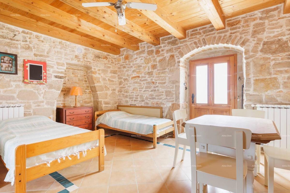 Marčana. Dve kamniti hiši z bazenom.