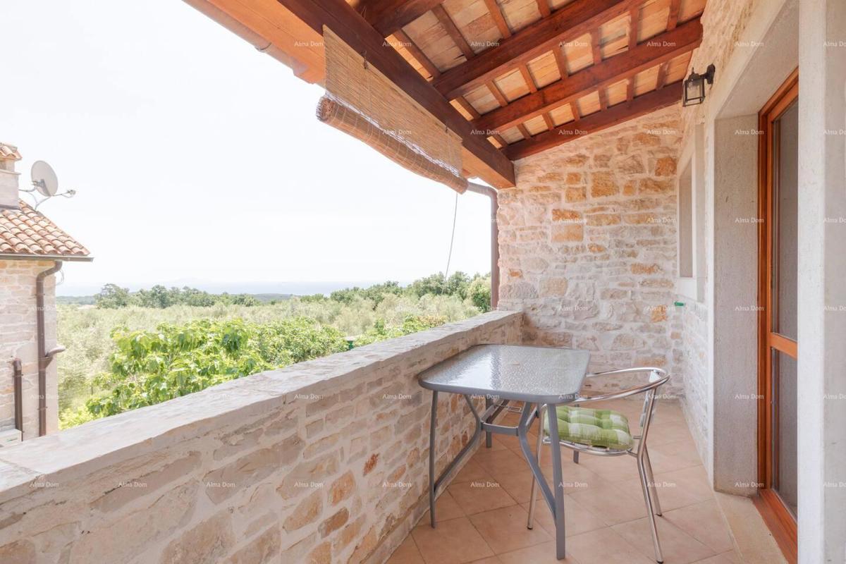 Marčana. Dve kamniti hiši z bazenom.